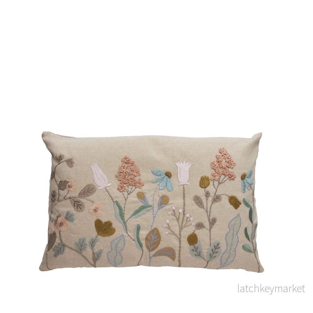 Inia broderade kudde 40×60 cm. sand Inia broderade kudde 40×60 cm. sand