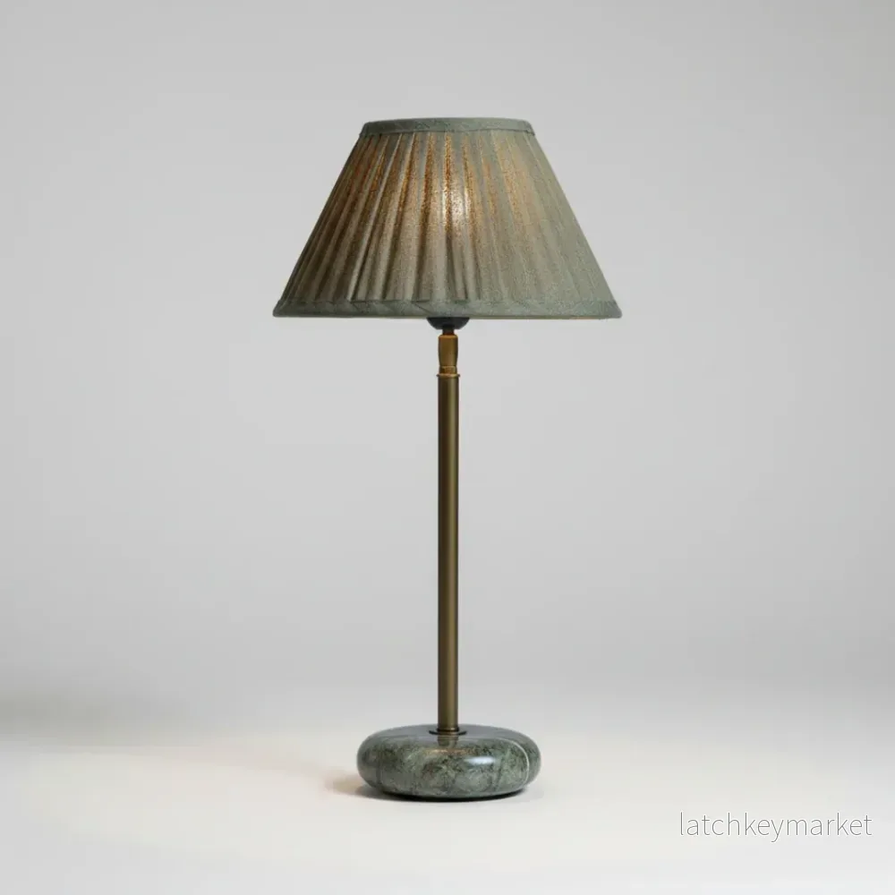 Lampfot Eris i marmor med skärm Emelie i olivgrön H53 cm