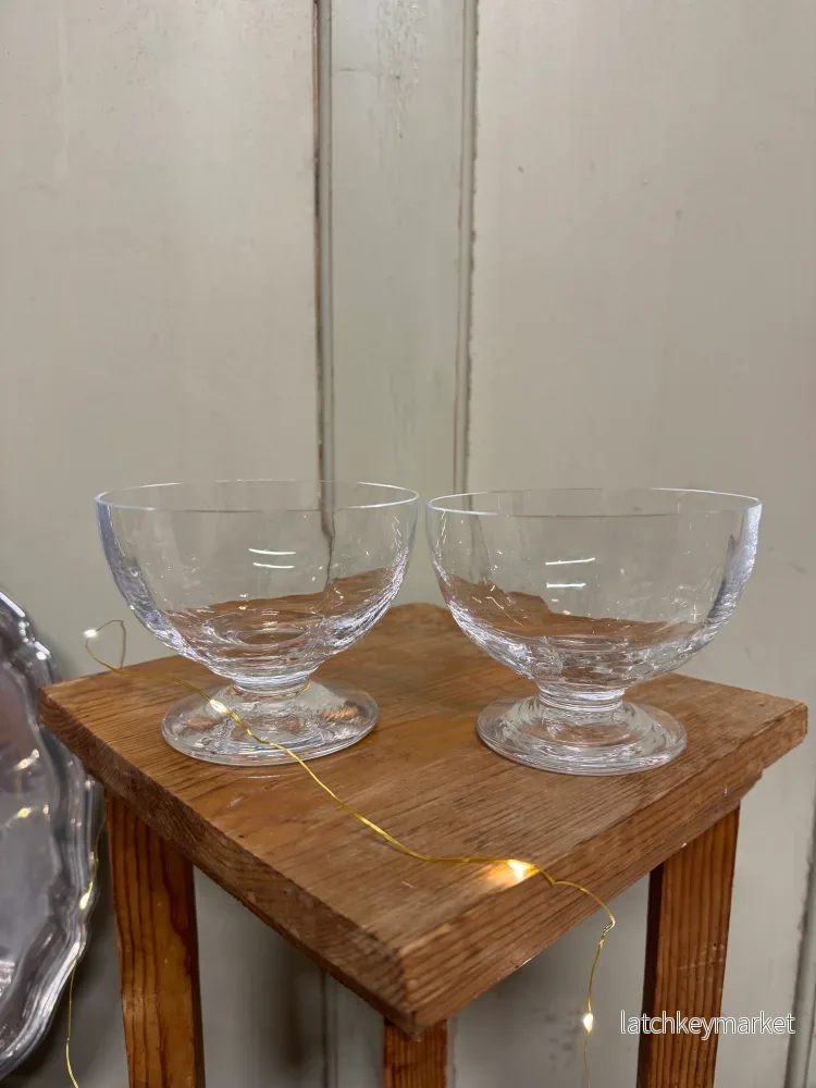 Paret glasskålar på fot Paret glasskålar på fot