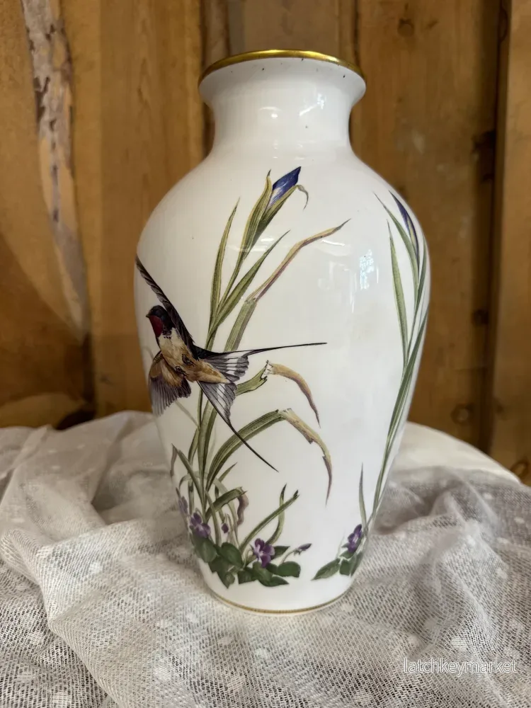 Vas / urna Franklin Porcelain – The Meadowland Bird Vase av Basil Ede - Bild 2