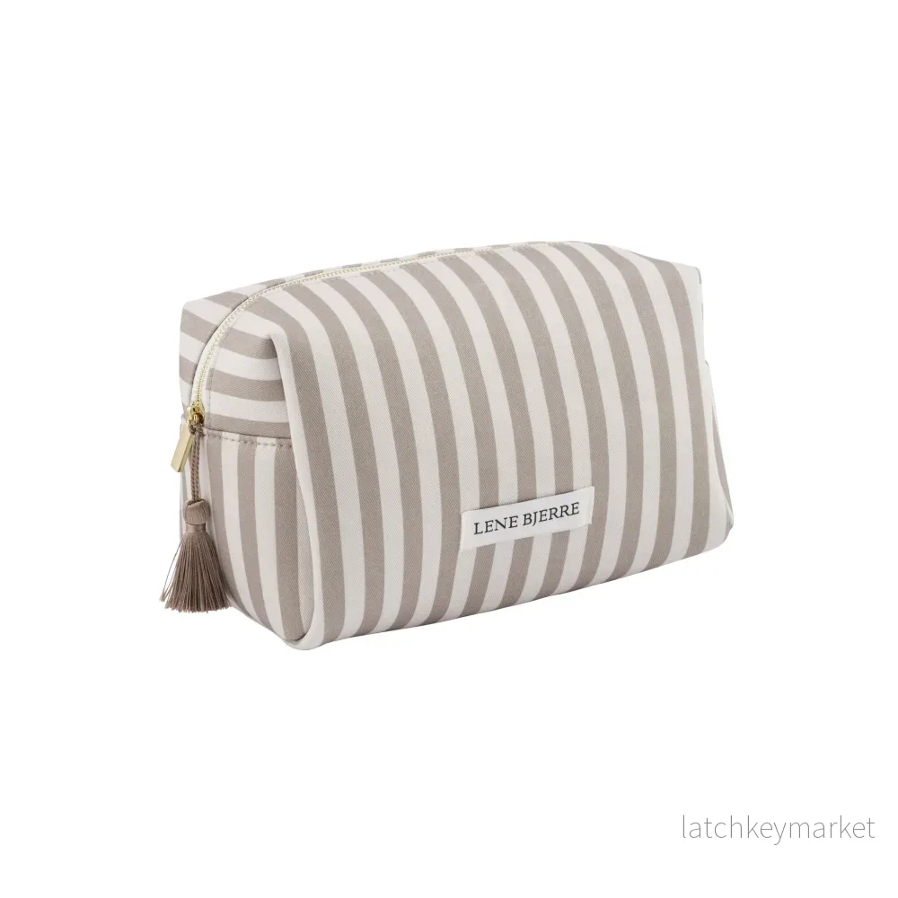 Ayille necessär 23x14x14 cm. Ayille necessär 23x14x14 cm.