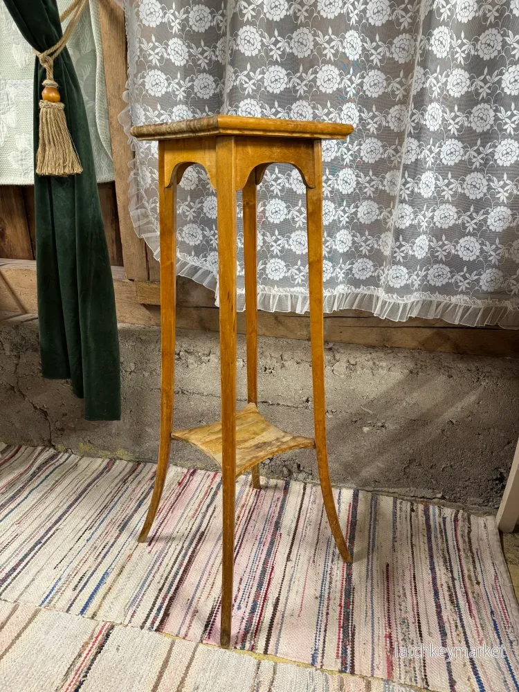 Hög och stor piedestal i ljust trä Hög och stor piedestal i ljust trä