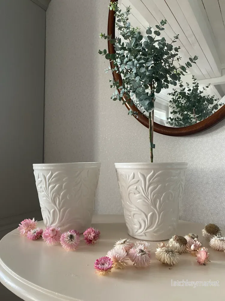 Paret stora krukor med blomstermönster