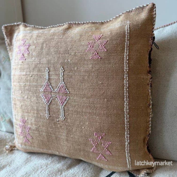 Cactus Silk (Kaktusfiber) kuddfodral - mörk sand med rosa och vita detaljer50 x 50 cm - Bild 3