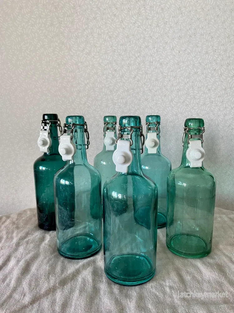 Sex st äldre glasflaskor med porslinskork