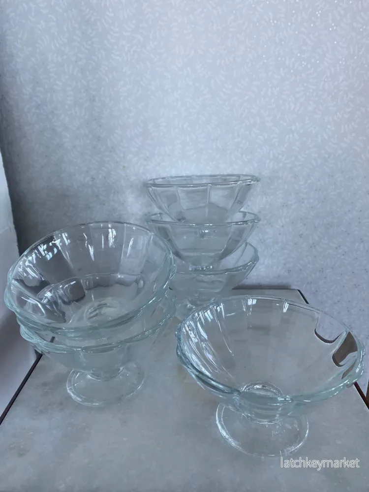 Vågade glasskålar i klarglas Vågade glasskålar i klarglas