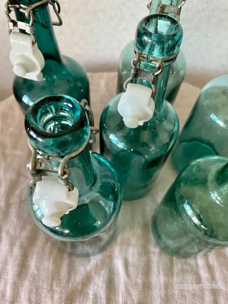 Sex st äldre glasflaskor med porslinskork - Bild 3