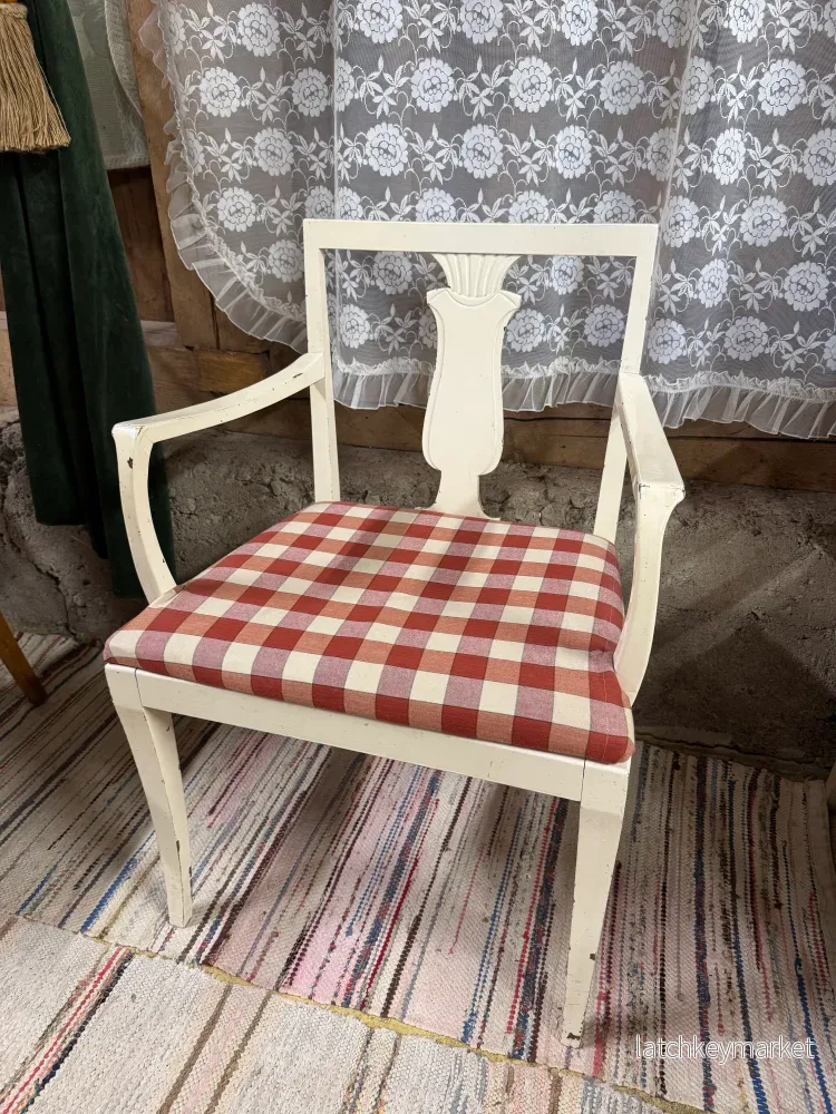 Vit karmstol med rödrutig sits Vit karmstol med rödrutig sits