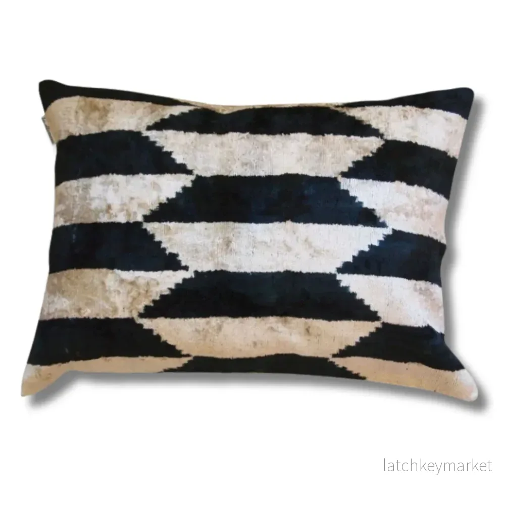 Kuddfodral silkessammet Les Ottomans Svart/offwhite Kuddfodral silkessammet Les Ottomans Svart/offwhite