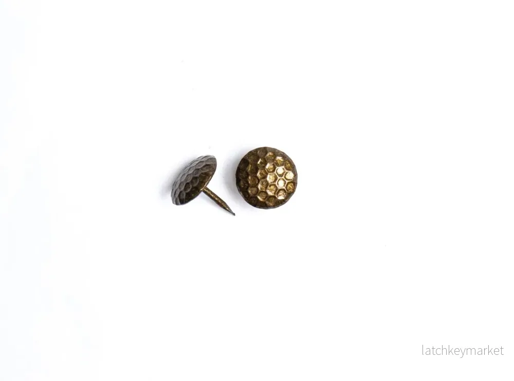 Möbelspik dekorspik hålhamrad gammal mässing Ø 13 mm Möbelspik dekorspik hålhamrad gammal mässing Ø 13 mm