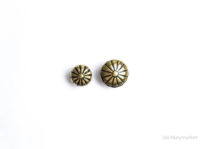 Möbelspik – Blomma – Brons renässans