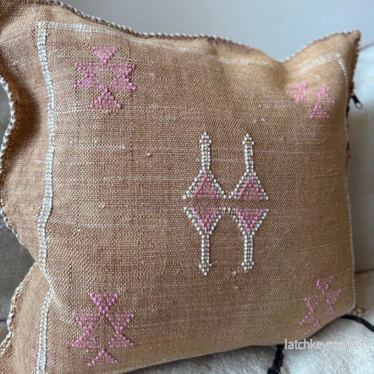 Cactus Silk (Kaktusfiber) kuddfodral - mörk sand med rosa och vita detaljer50 x 50 cm - Bild 2
