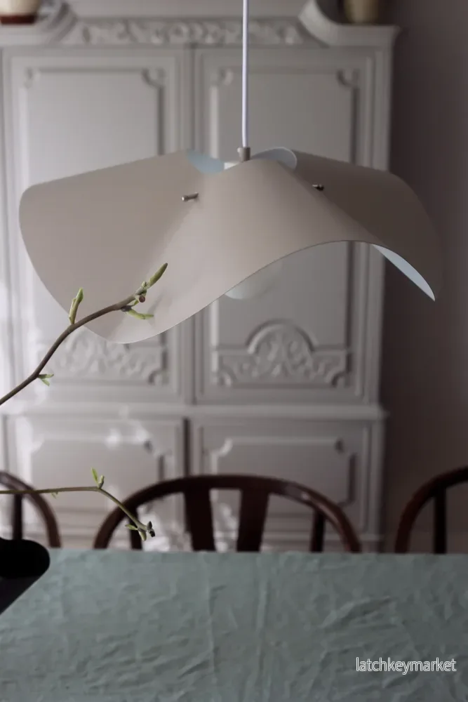 Gråbeige taklampa - volang