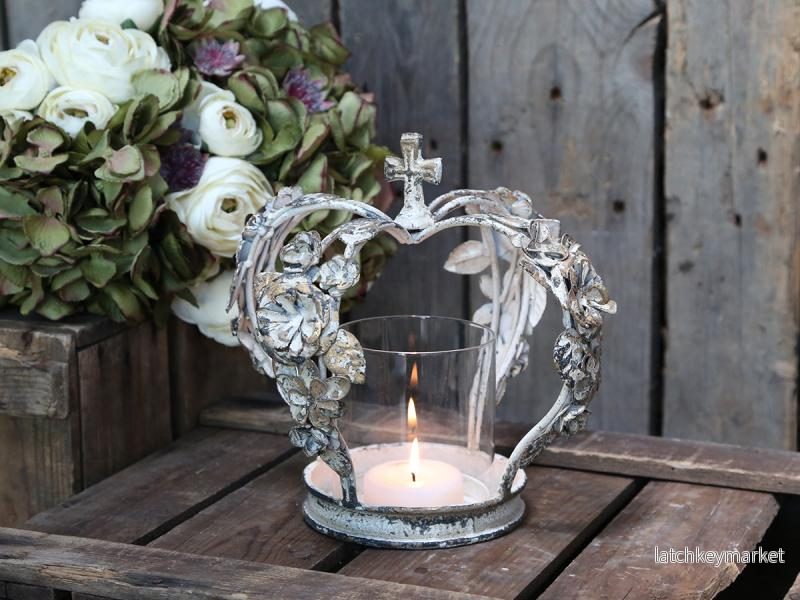 Ljusstake Krona med rosor H22 / Ø18 cm antik creme REA Ljusstake Krona med rosor H22 / Ø18 cm antik creme REA
