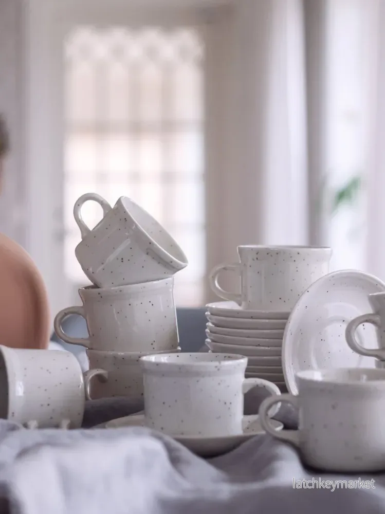 6st prickiga kaffekoppar med fat