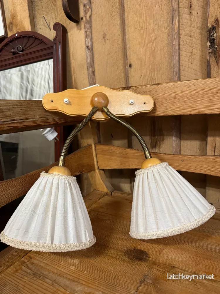 Tvåarmad lampa med skärmar