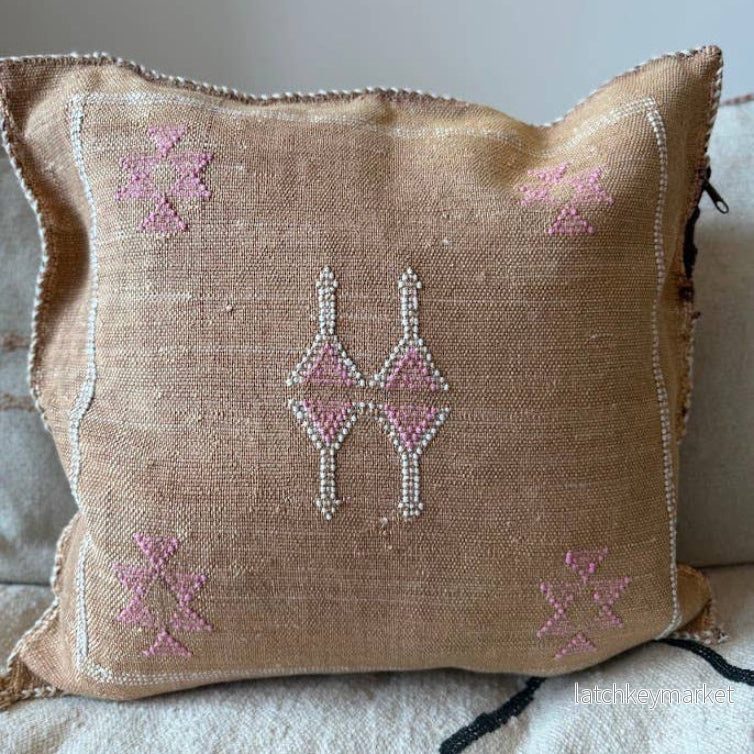 Cactus Silk (Kaktusfiber) kuddfodral - mörk sand med rosa och vita detaljer50 x 50 cm