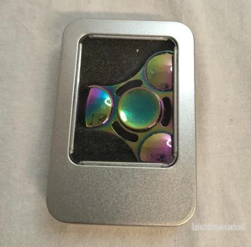 Fidget Spinner – Metall med regnbågseffekt + metallask - Bild 2