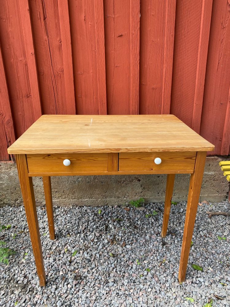 Finaste bordet med två lådor och slag