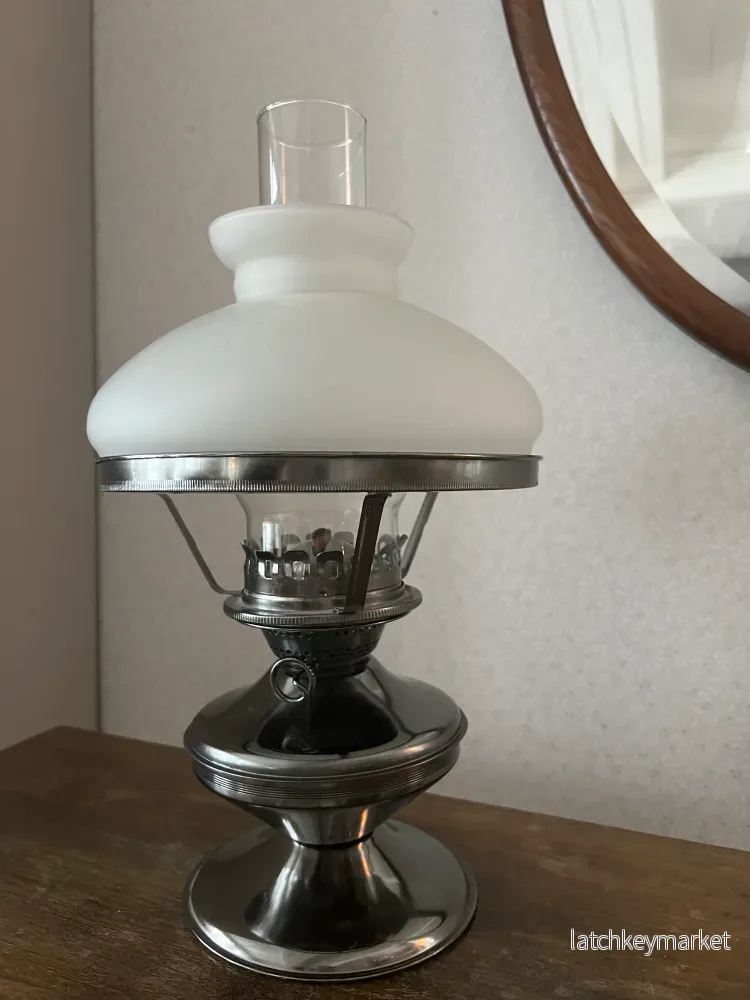 Fotogenlampa med frostad kupa