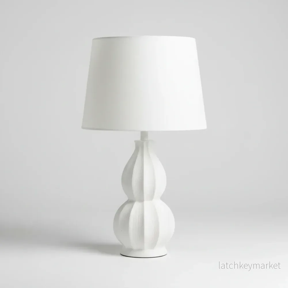 Lampfot Gusso vit med lampskärm Oval vit H57 cm Lampfot Gusso vit med lampskärm Oval vit H57 cm