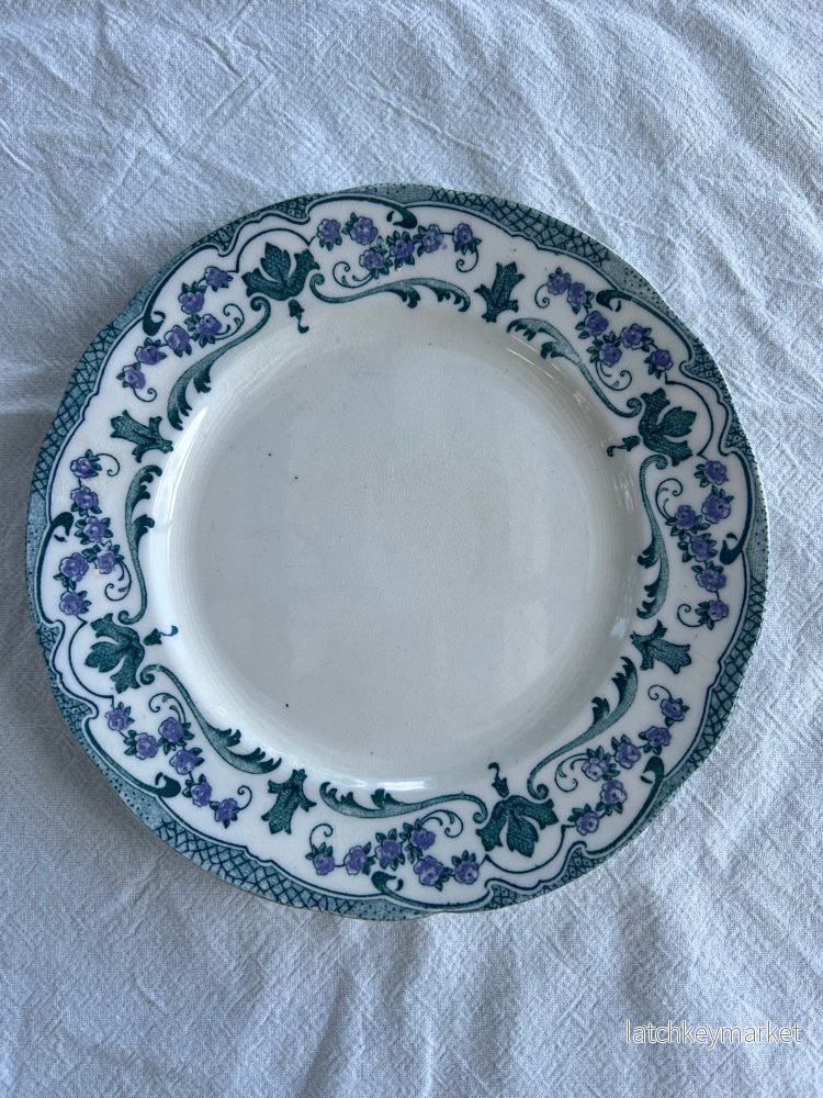 Förrättstallrik i grönt och lila – VICTOR Gustafsberg Förrättstallrik i grönt och lila – VICTOR Gustafsberg