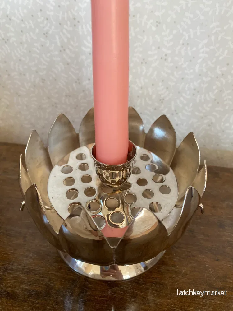 Näckrosformad ljusstake med blomsterfakir/kruka