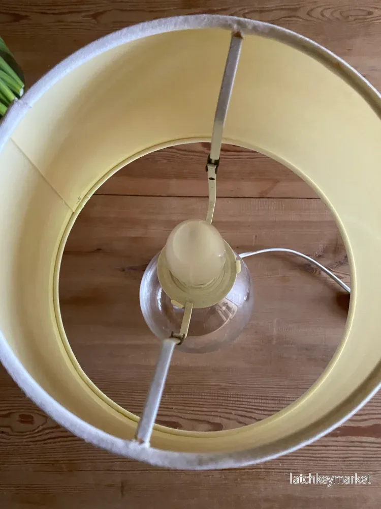 Bordslampa i klarglas med benvit skärm - Bild 2