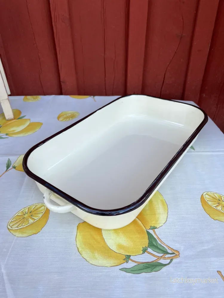 Emaljerad form i ljusgult Emaljerad form i ljusgult