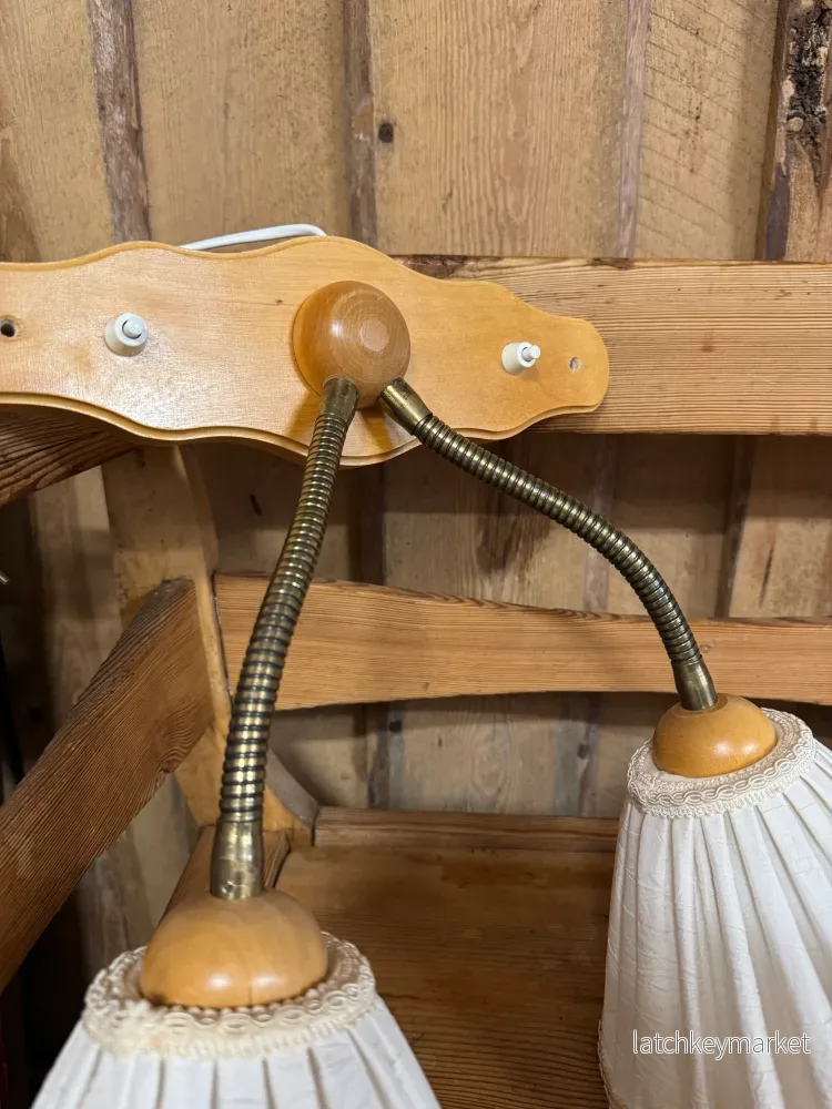 Tvåarmad lampa med skärmar - Bild 3