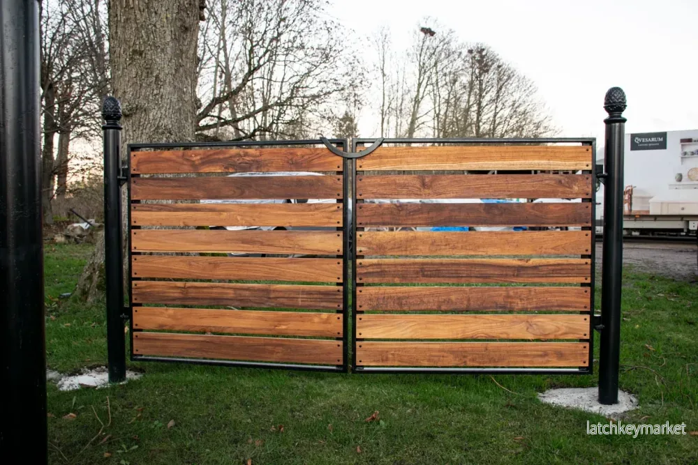 Ängby måttanpassad pargrind i smide & teak med stolpar - Bild 3