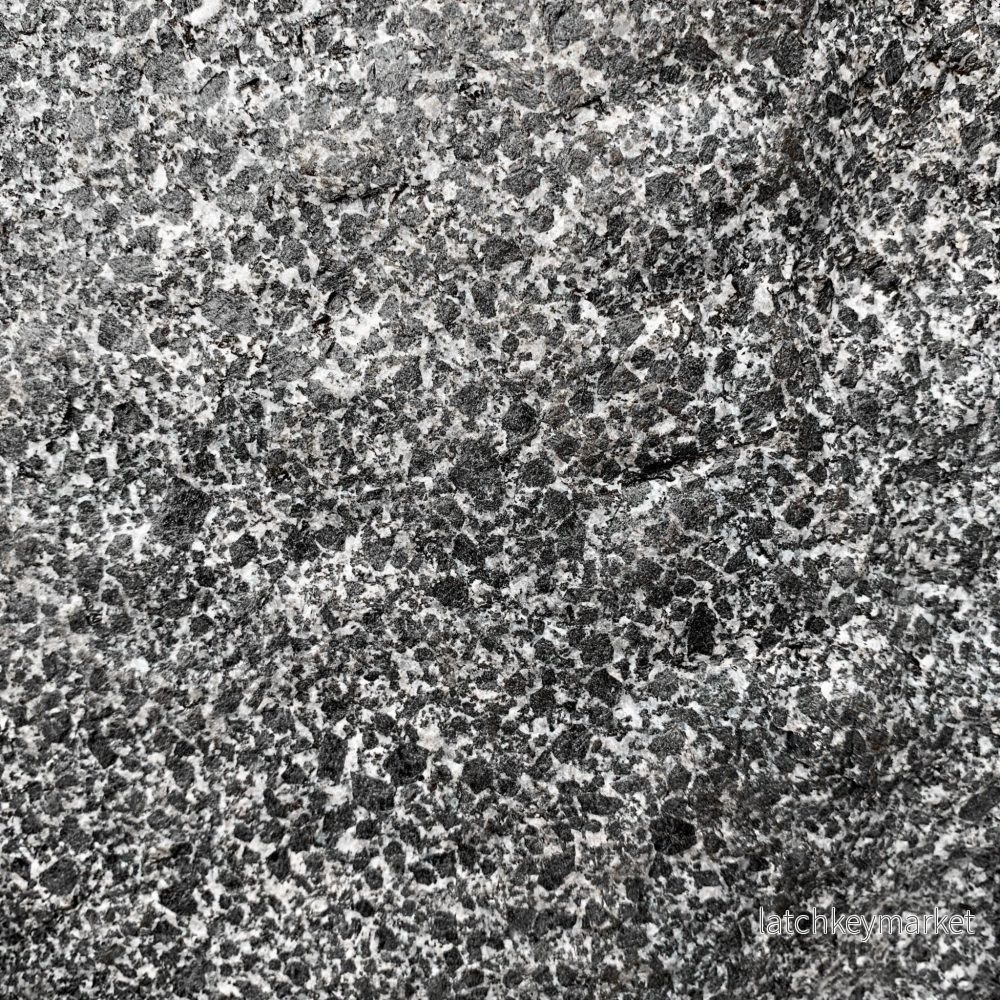Bergama Granit Grafitgrå Råhuggen Materialprov