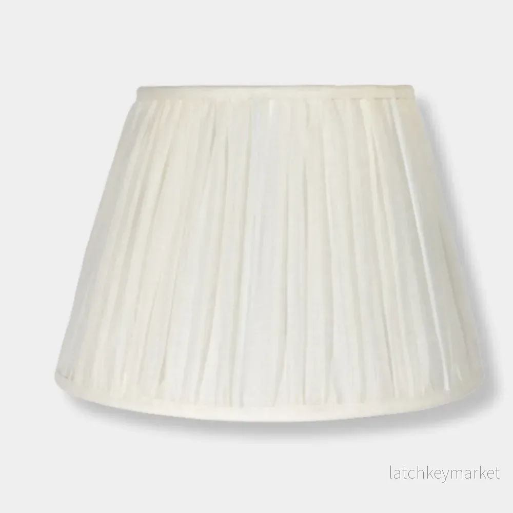 Bordslampskärm Karin Veckad Off-white D35 cm Alde & Lind