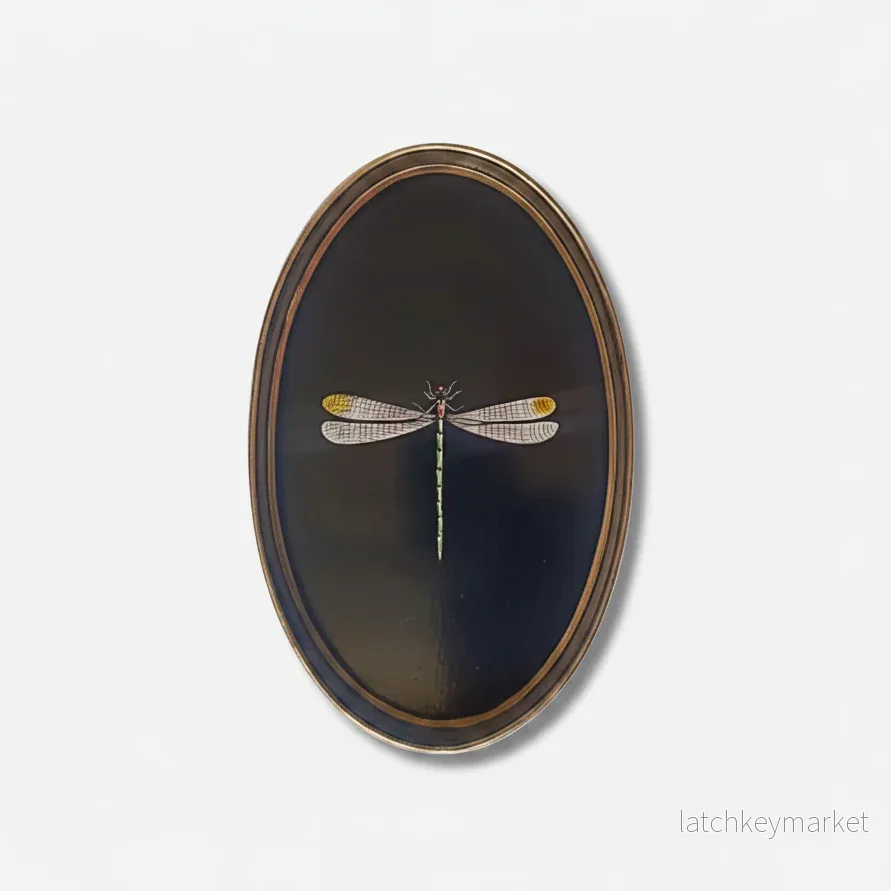 Bricka Handmålad Black Dragonfly Les Ottomans Bricka Handmålad Black Dragonfly Les Ottomans