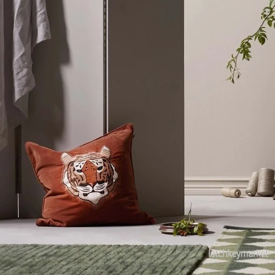 Tiger Embroidered Velvet Cushion Cover 50x50 cm - Bild 2