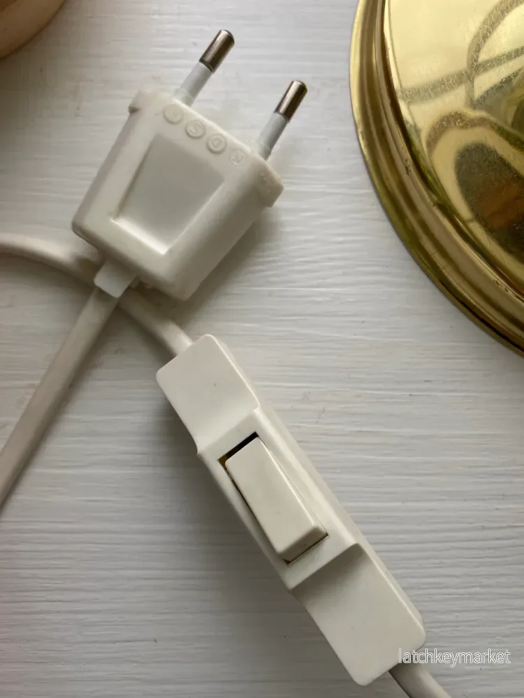 Mässingslampa med vit porslinskupa - Bild 2