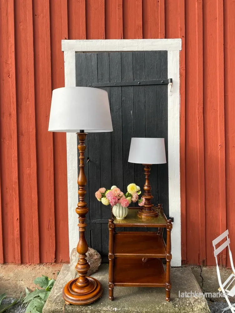 Golvlampa med svarvad fot i mörkt trä - Bild 2