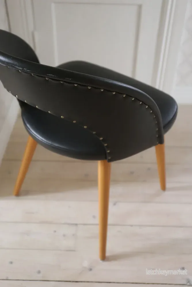 Svart stol i skinnimitation fäst med nitar 50-tal - Bild 2