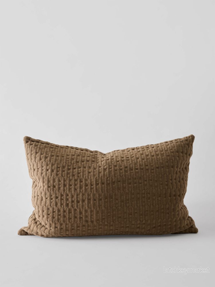 Claire Kuddfordral, 40x60 cm, Mud Brown