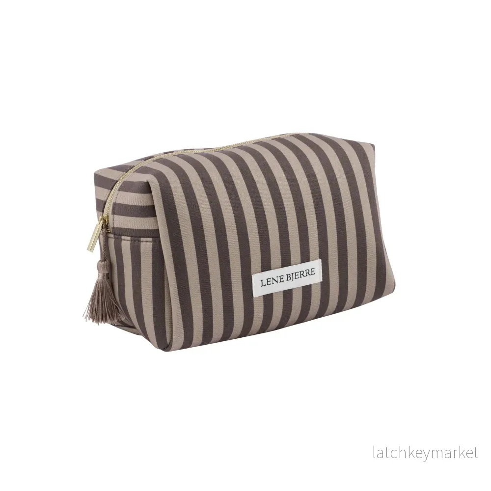 Ayille necessär 23x14x14 cm. Ayille necessär 23x14x14 cm.