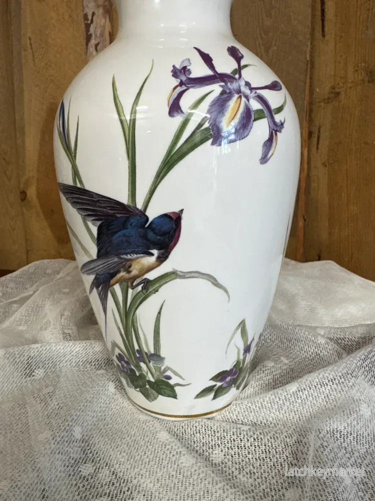 Vas / urna Franklin Porcelain – The Meadowland Bird Vase av Basil Ede - Bild 3