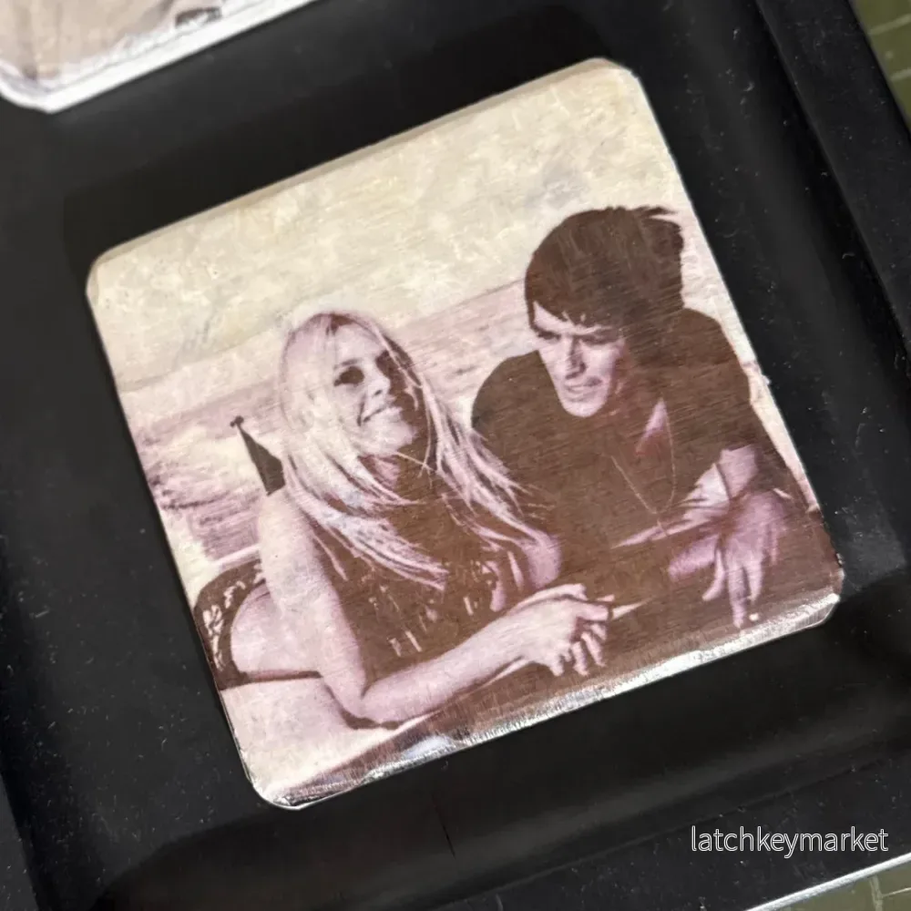 Glasunderlägg marmor Brigitte Bardot och Alan Delon