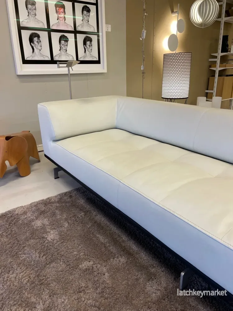Erik Jörgensen/Fredericia Delphi soffa, vitt läder, 325 cm. Två stycken. Priset gäller per soffa. Erik Jörgensen/Fredericia Delphi soffa, vitt läder, 325 cm. Två stycken. Priset gäller per soffa.