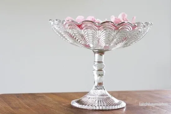 Stor glasskål på fot