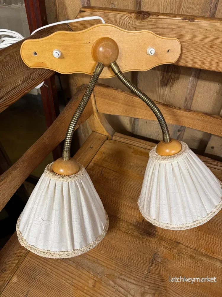 Tvåarmad lampa med skärmar - Bild 2