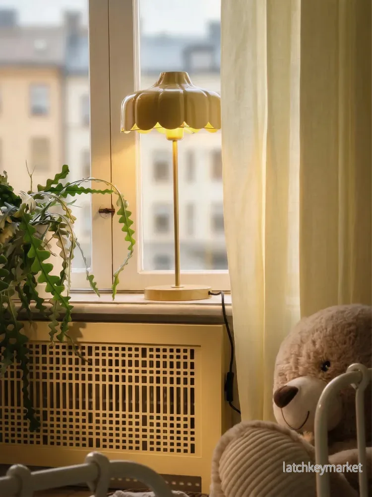 Bordslampa Wells Lejongul