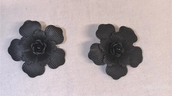 Svarta blomörhängen – Metall (5,5 × 5,5 cm) - Bild 2