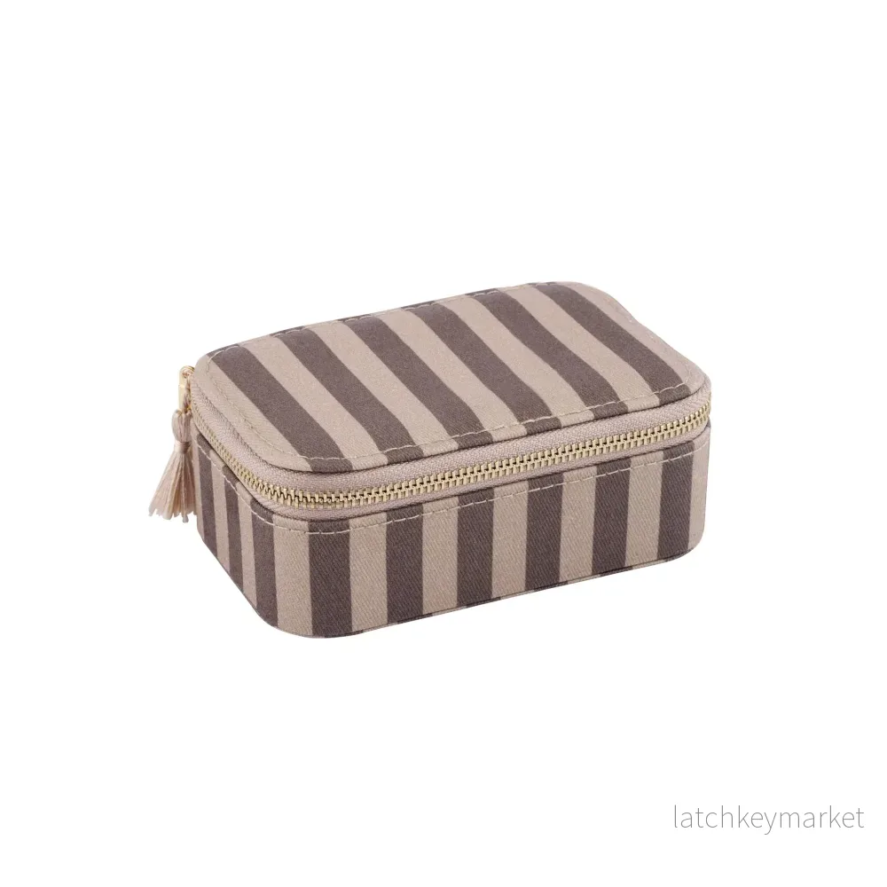 Ayille smyckeskrin 13x9x5.5 cm. Ayille smyckeskrin 13x9x5.5 cm.