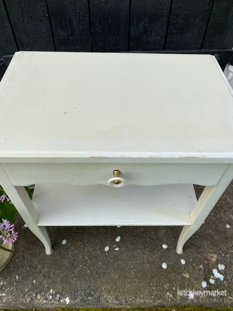 2 st vackra sängbord - Bild 2