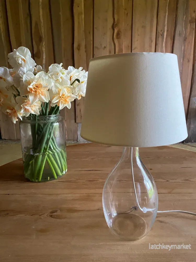 Bordslampa i klarglas med benvit skärm